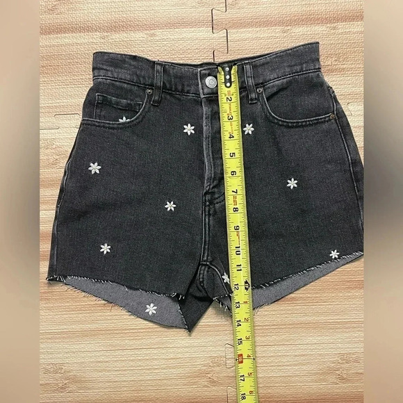 PacSun Daisy Embroidered Cut Off High Rise Shorts Women's Size 23 - Picture 3 of 7